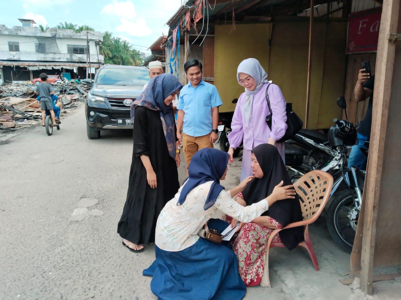 Kasat Reskrim bercengkrama dengan keluarga korban kebakaran