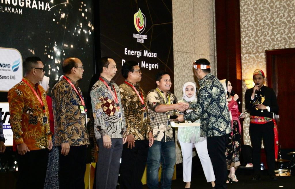 Muhammad Habibi, Head of HSSE PT SPR Langgak menerima penghargaan Keselamatan Migas tahun 2023