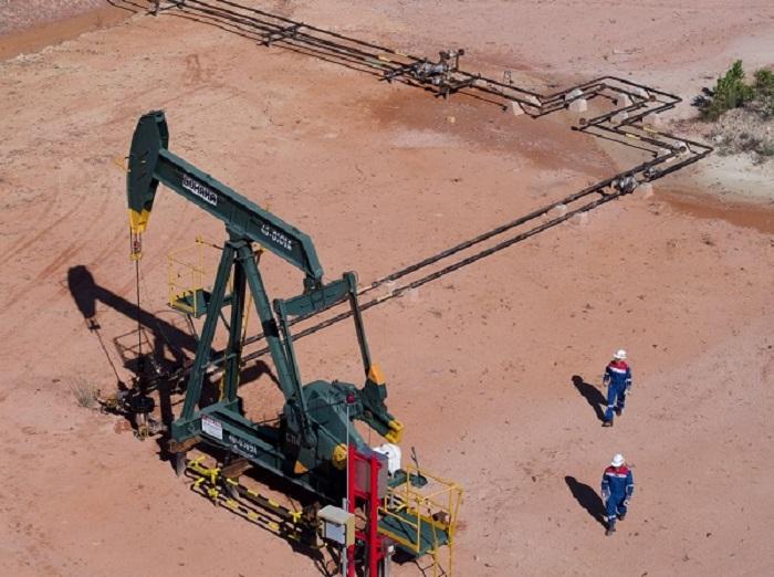 Para pekerja PHR saat melakukan aktivitas pekerjaan di area sumur migas untuk menghadirkan energi bagi negeri dari WK Rokan