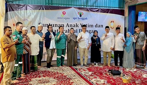 GM PT. SPR Langgak foto bersama karyawan di sela-sela kegiatan