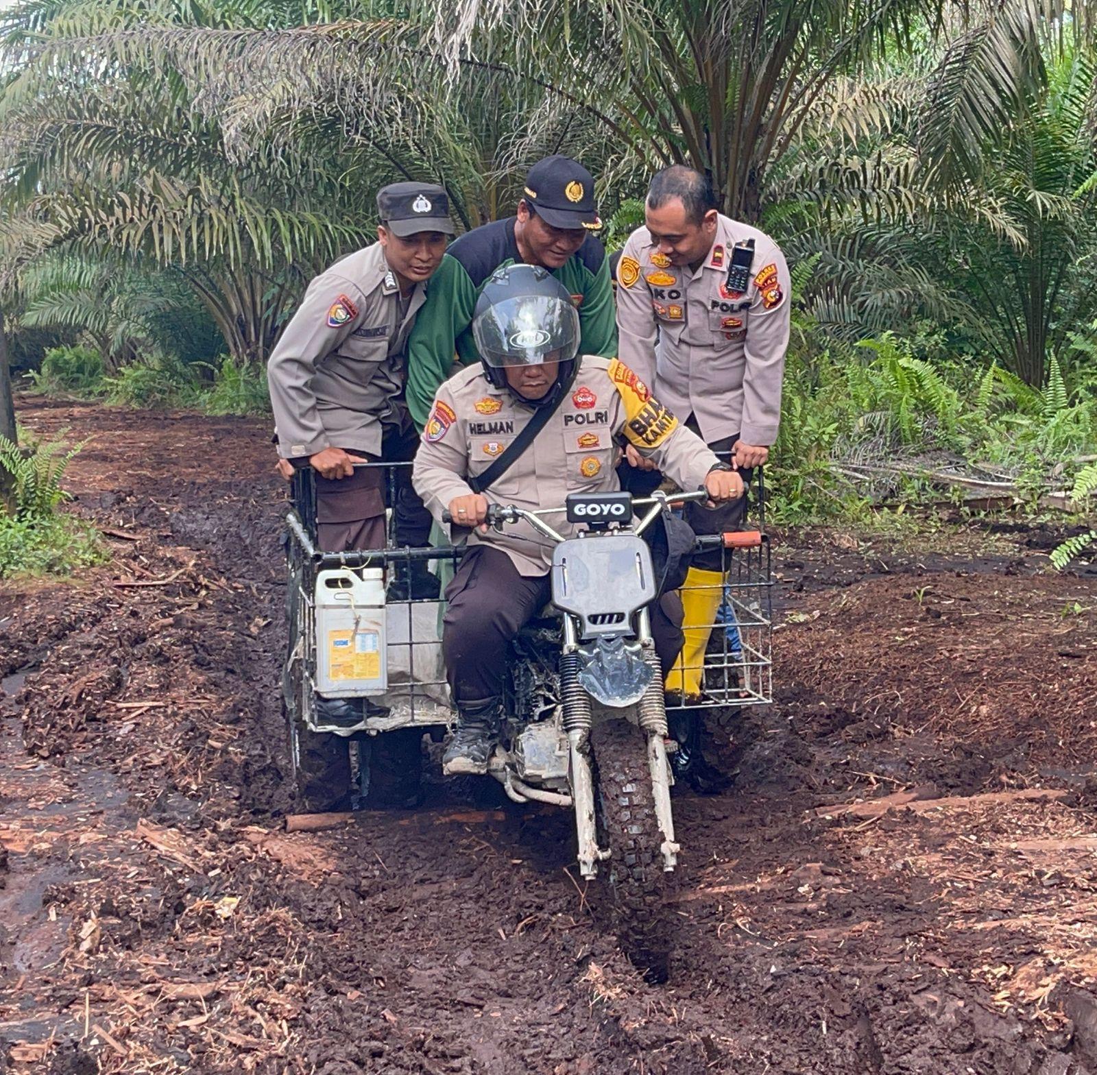 Menempuh jalan berlumpur menuju Desa Tanjung Damai