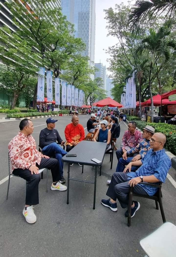 Zulmansyah dan pengurus PWI Riau saat bertemu Dahlan Iskan