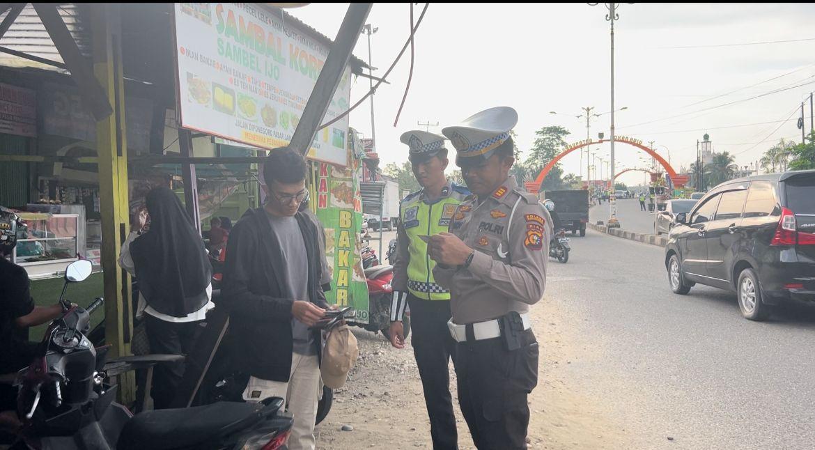 Kasat Lantas Polres Rohul periksa kelengkapan pengendara