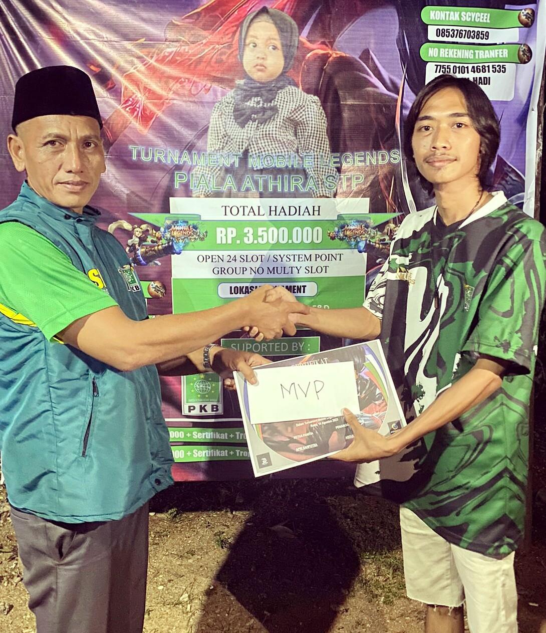 Syafri Yanto serahkan hadiah kepada pemenang turnamen Mobile Legends