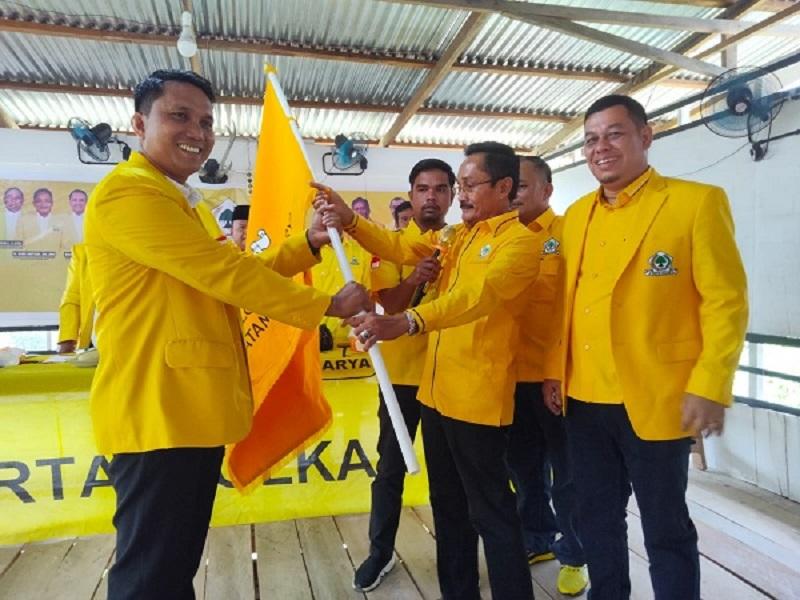 Ketua DPD II Golkar Rohul Sari Antoni serahkan Pataka Partai Golkar kepada Ketua PK Golkar terpilih 