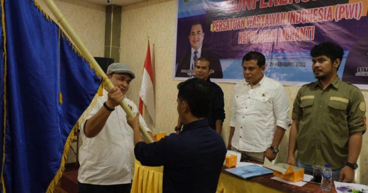Ketua PWI Riau Zulmansyah serahkan Pataka Kepada Ketua Terpilih