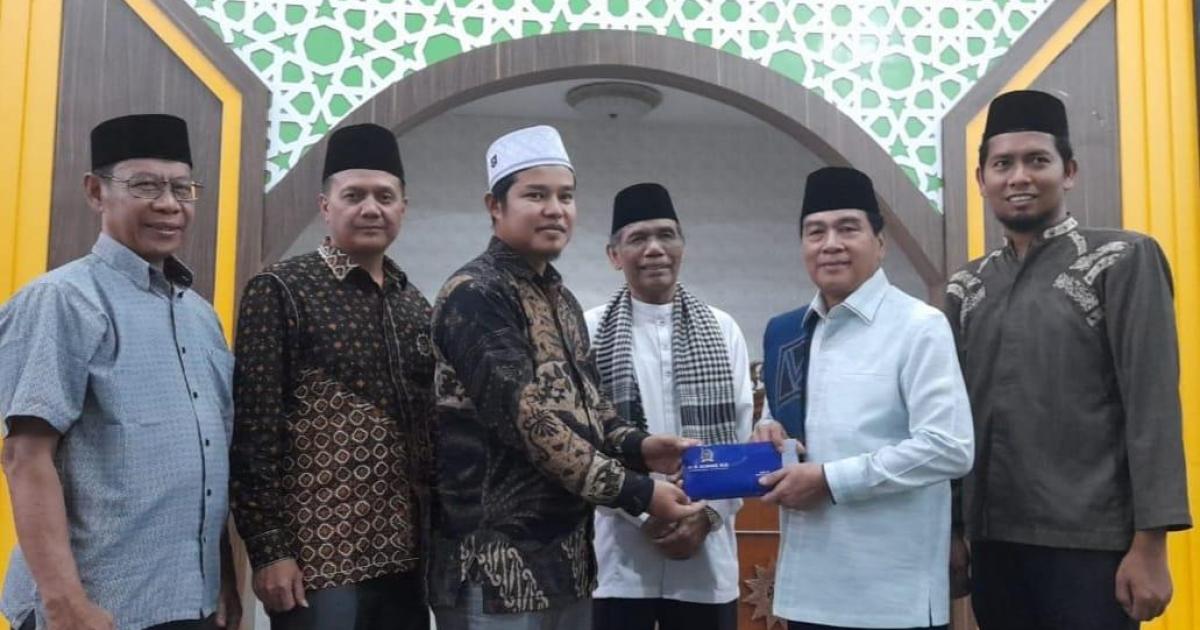 Dr. Achmad serahkan bantuan program Ramadhan