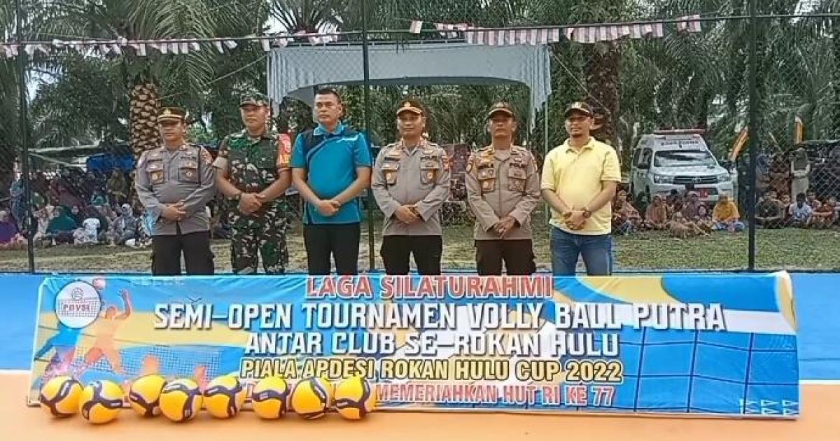 Ketua Apdesi dan Kapolres Rohul foto bersama saat membuka Apdesi Cup 2022