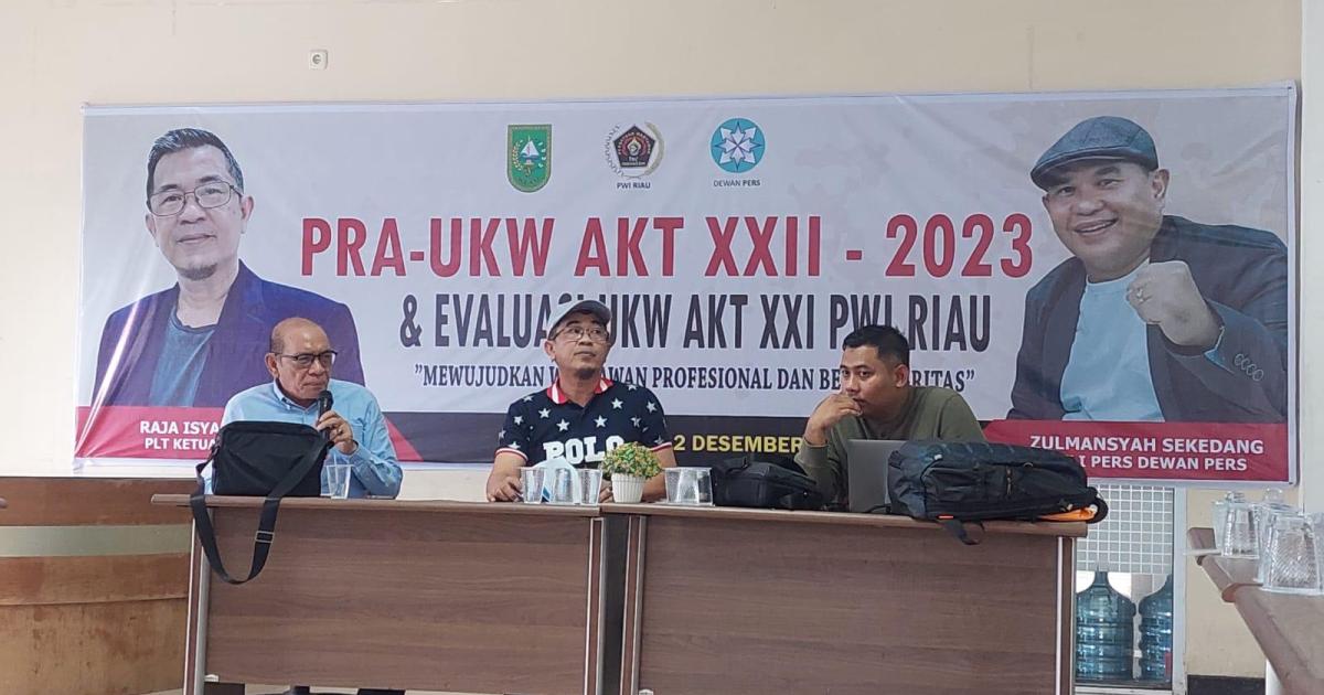Ketua PWI Riau Raja Isyam pimpin rapat panitia pelantikan Pengurus PWI Riau