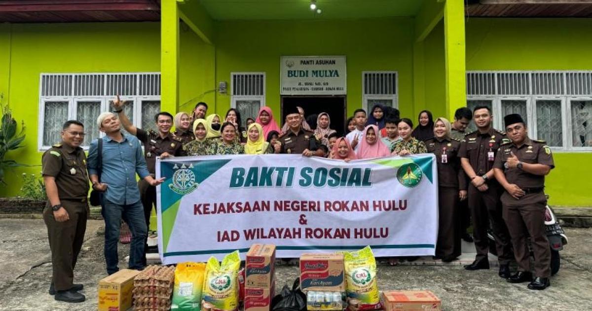 Kajari Fajar Haryowimbuko dan IAD saat menyalurkan bantuan ke Panti Asuhan Budi Mulya