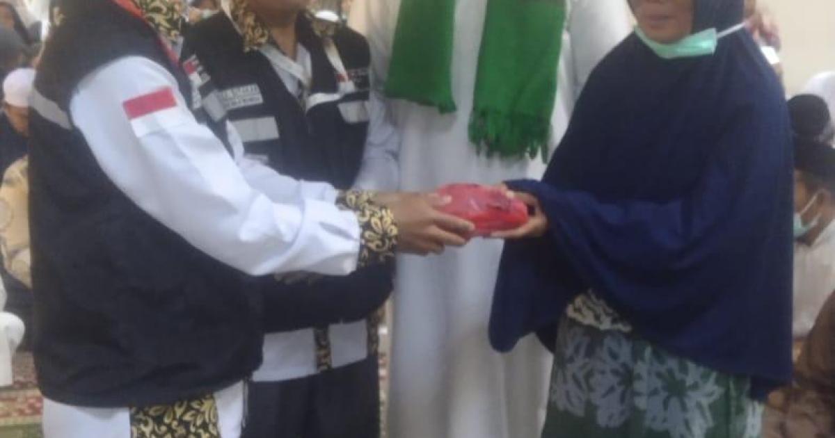 H. Indra Gunawan saksikan penyerahan bantuan kepada salah seorang Jamaah Haji asal Rohul