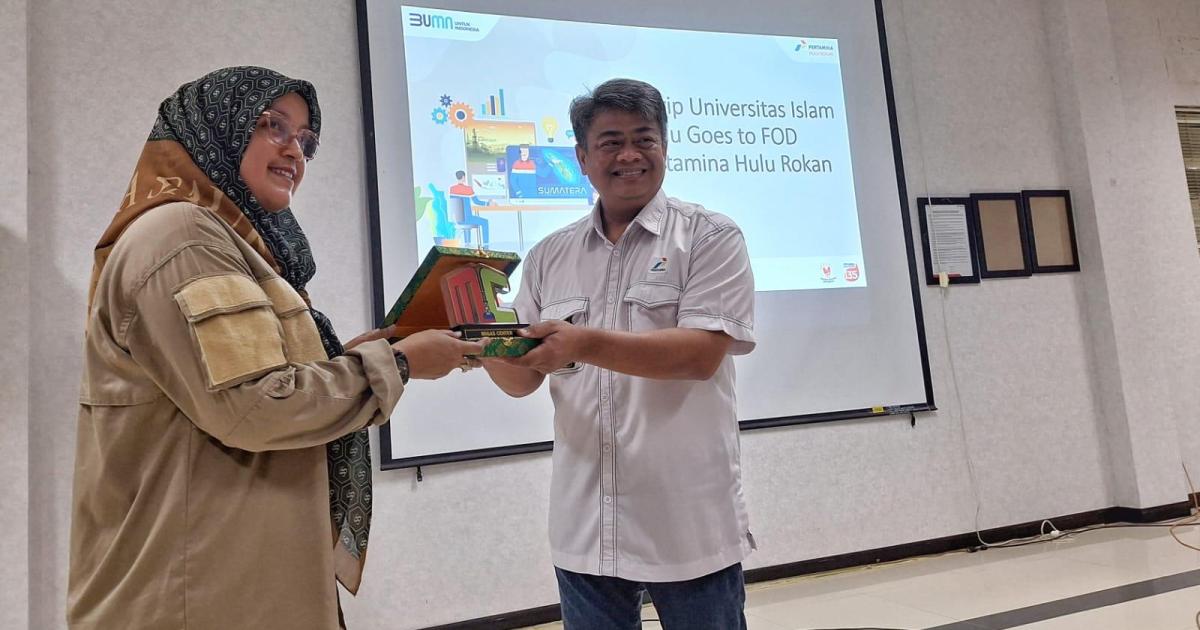 Penyerahan sertifikat oleh Manager FOD PHR WK Rokan Wimbo Widjokongko kepada Kordinator Migas Center UIR Fitrianti ST MT di Gabus Office Duri.