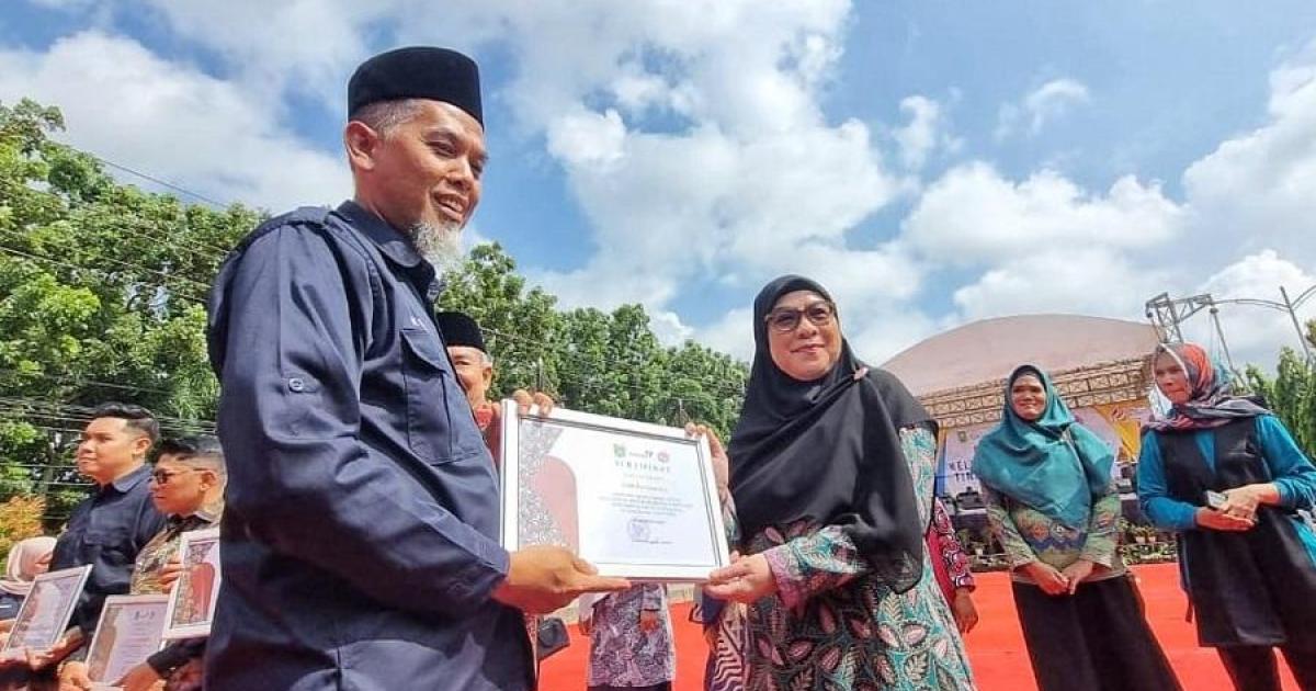 Penyerahan penghargaan oleh walikota Dumai
