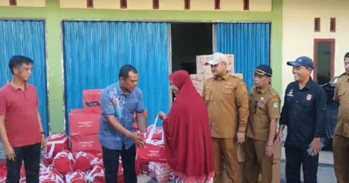 Penyerahan bantuan kepada keluarga korban kebakaran di Ujung Batu