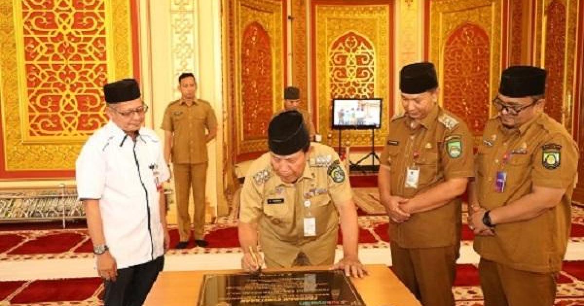 Bupati Sukiman tandatangani prasasti CSR BRKS Pasir Pengaraian disaksikan Wabup, Sekda Rohul dan Branch Manager BRK Syariah