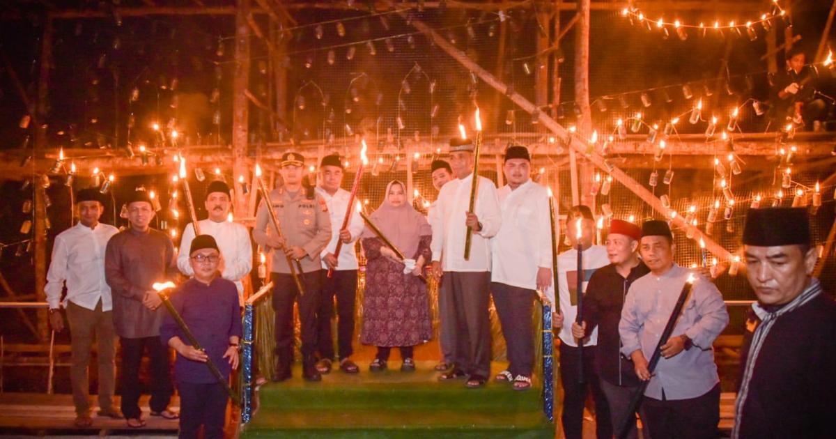 Foto : Bupati Bengkalis Buka Festival Lampu Colok di Pangkalan Jambi, Senin (17/4/2023) malam