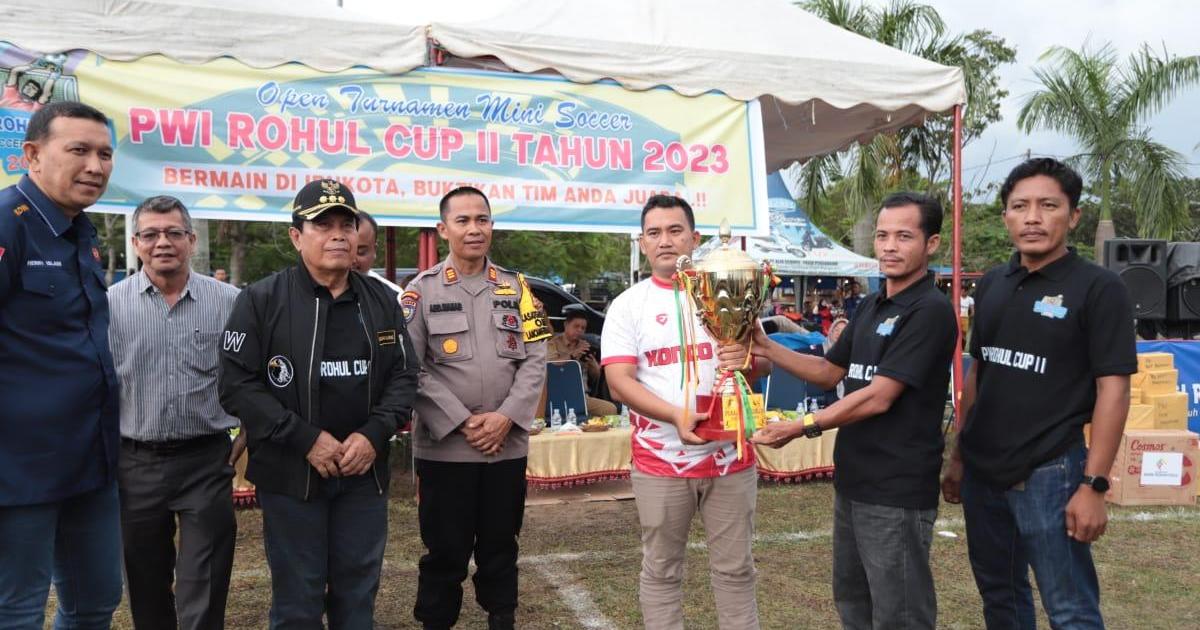 Juara Bertahan tim Konco FC serahkan piala bergilir kepada Ketua PWI Rohul