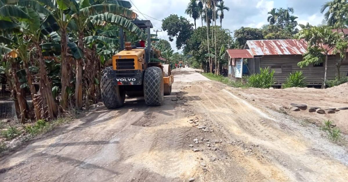 Dinas PUTR Pebaiki Badan Jalan Sungai Ara-Harapan Tani