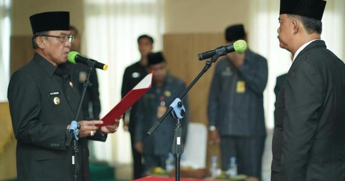 Bupati Wardan saat melantik pejabat di lingkungan Pemkab Inhil