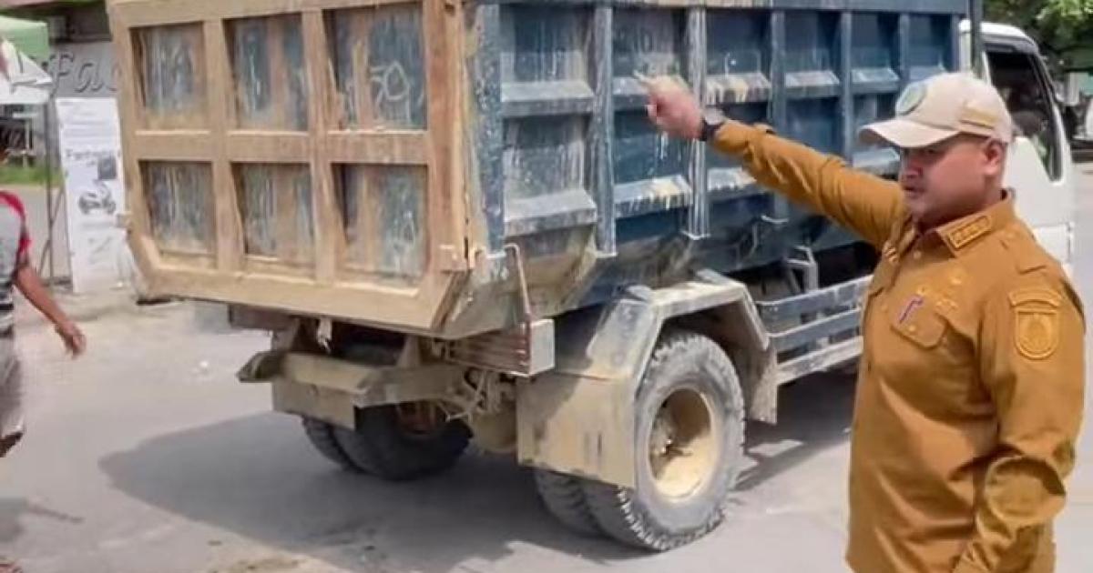 Camat Ujung Batu Rio terlihat membantu    arus lalu lintas saat perbaikan jalan