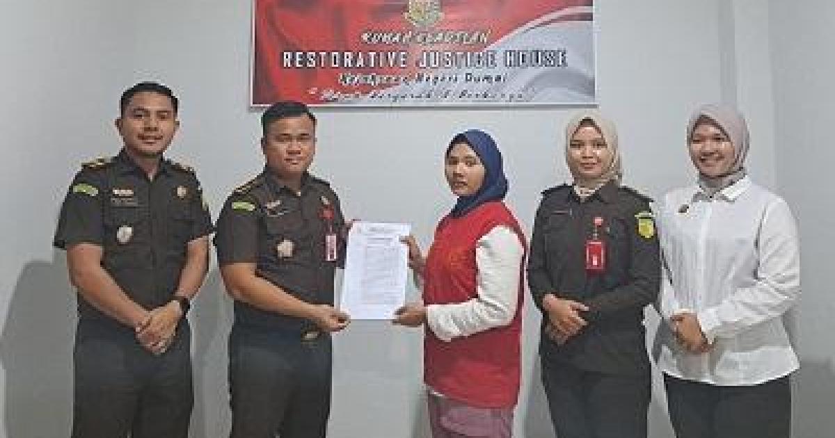 Tersangka terima Rj dari Jaksa Kejari Dumai