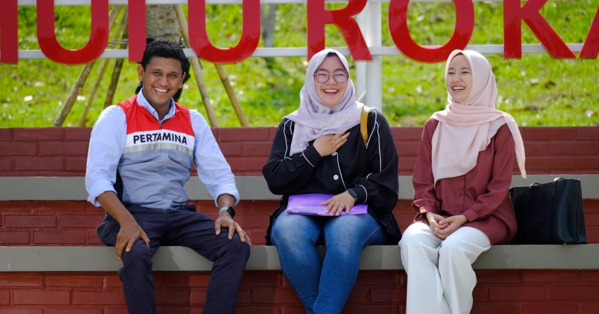 Dua peserta magang kerja angkatan II bersama seorang mentor saat meninjau Taman Ekoriparian yang dikembangkan PHR di Kampus Unilak