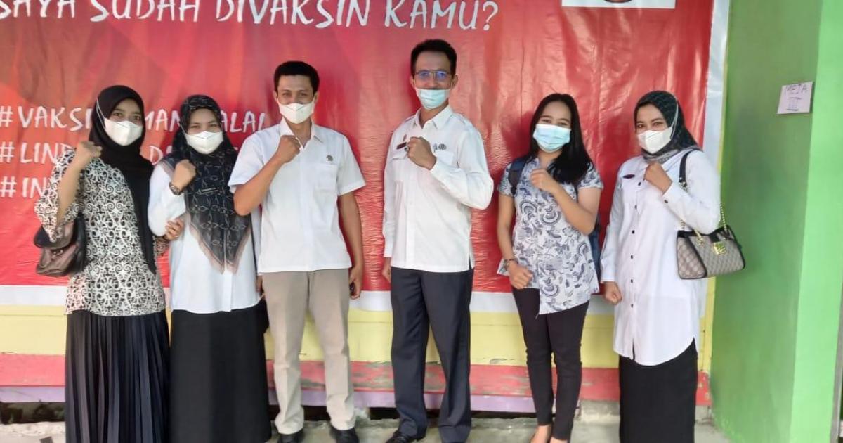 Plt.Kepala Diskominfotiks Rohil bersama pegawai