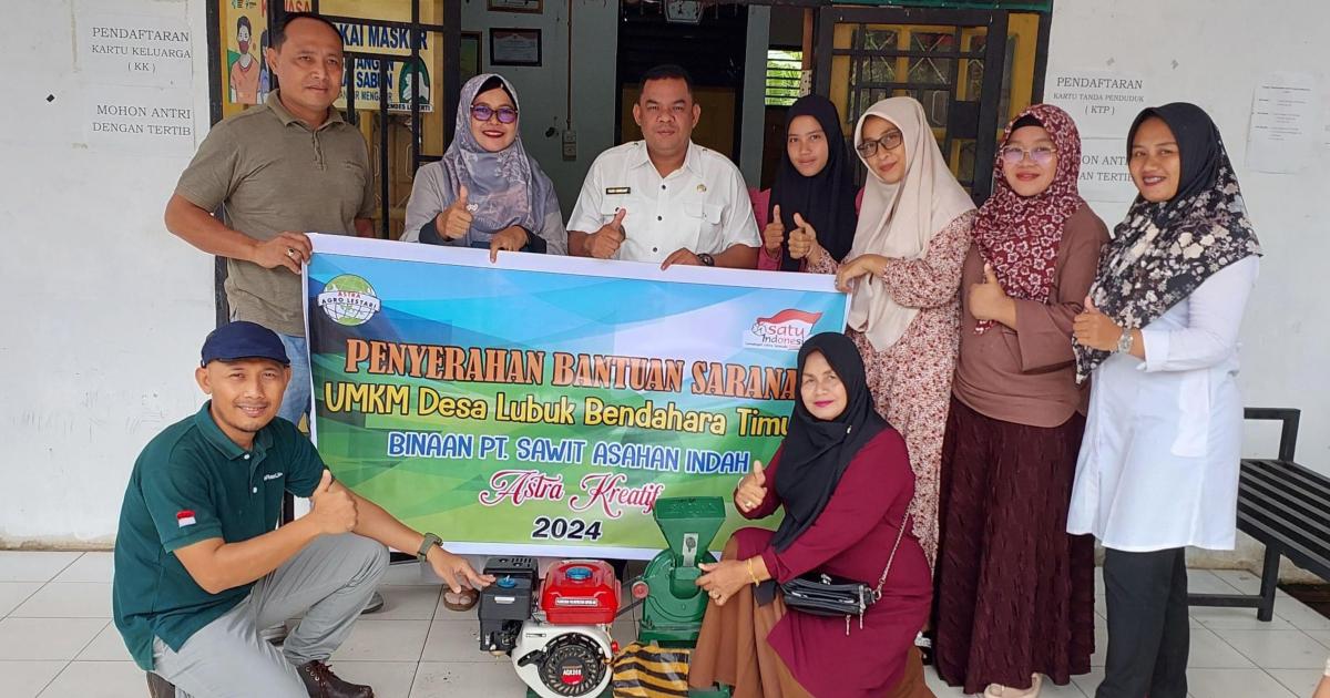 CDO Ilka Iskandar dan Asisten CSR Imam Taufiq serahkan bantuan kepada UMKM di Desa Luberti