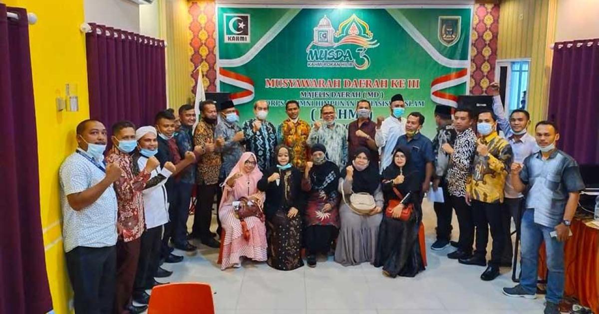Ketua Umum KAHMI Rohil periode 2021-2026 Hamzah SHI MM foto bersama mantan ketum KAHMI Rohil Ir Amirudin, dan sejumlah alumni yang terhimpun dalam KAHMI di Ujung Tanjung, Ahad (22/3/2021).