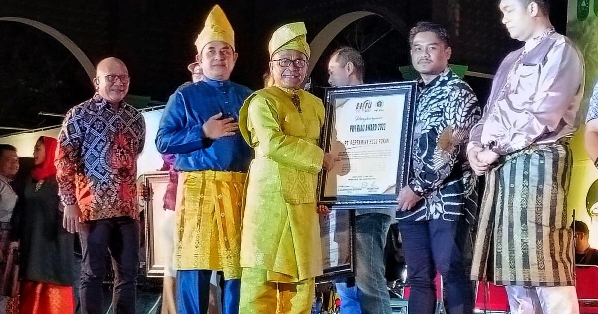 Ketum PWI Pusat Atal Depari serahkan PWI Riau Award 2023 kepada perwakilan PT. PHR