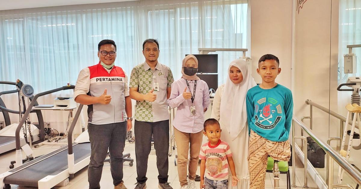 Fairus mencoba memakai kaki palsu pemberian dari PHR