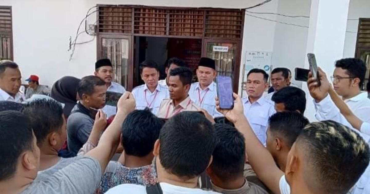 Budiman Lubis usai menyerahkan berkas Bacaleg Gerindra di KPU Rohul