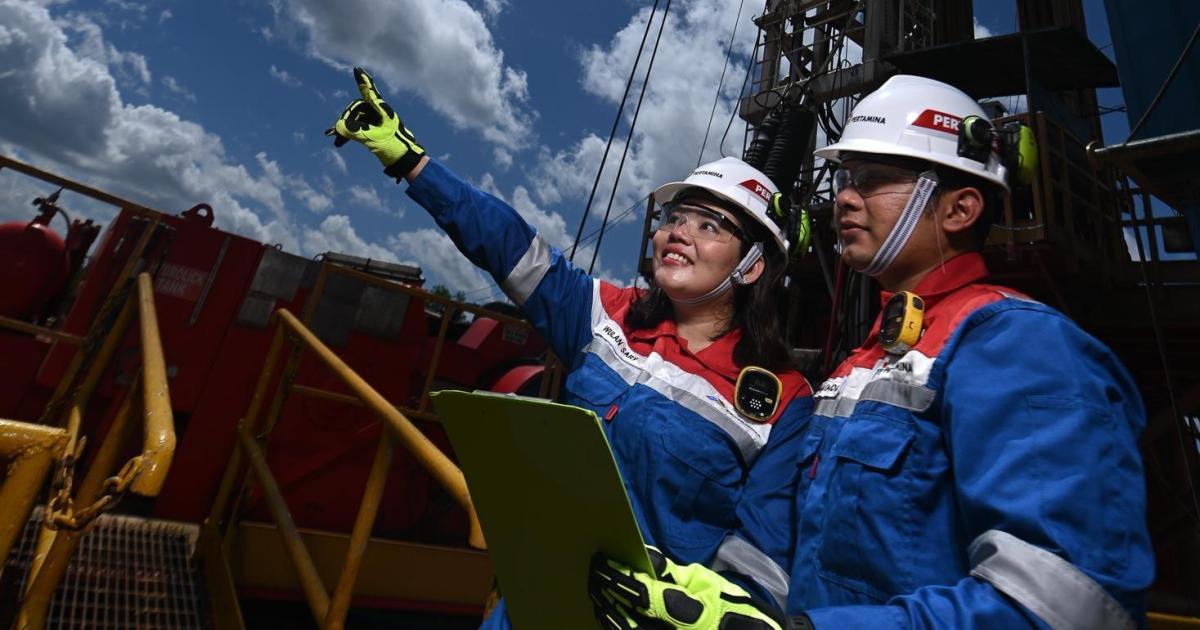 Perwira perempuan PT PHR bersama rekan kerjanya di area pengeboran migas. Kontribusinya turut membantu dalam menjaga ketahanan energi nasional dari WK Rokan.