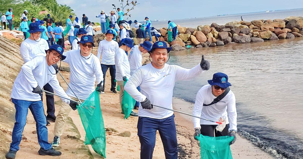 EVP Upstream Bussiness PHR WK Rokan, Edwil Suzandi bersama jajaran manajemen saat melaksanakan program Bersih-Bersih Pantai di Dumai dalam agenda Hari Lingkungan Hidup Sedunia 2023.