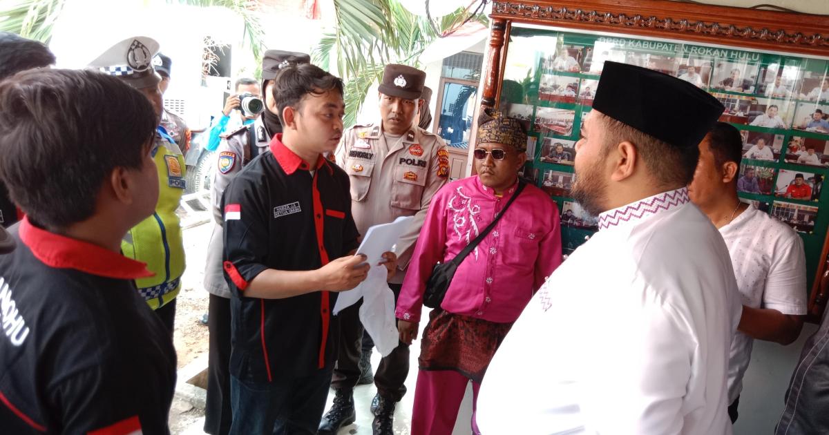 Ketua DPRD Wanda menerima kedatangan massa aksi dari Himarohu-Riau