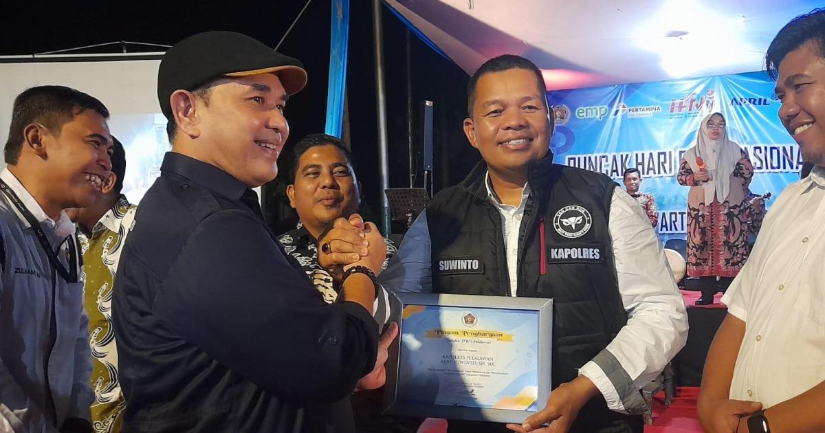 Zulmansyah serahkan penghargaan kepada mitra kerja PWI Pelalawan