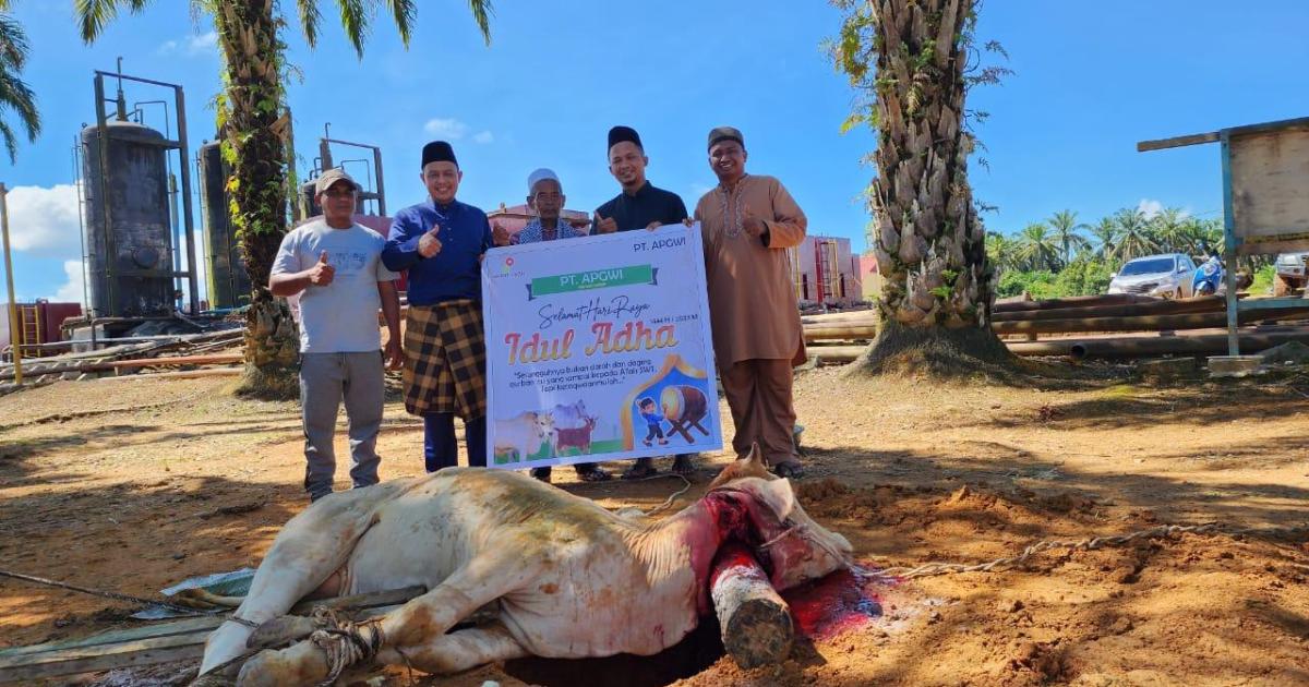 Humas PT. APGWI Arbain dan Kades Pendalian serta Kades Suligi foto bersama saat penyembelihan hewan kurban