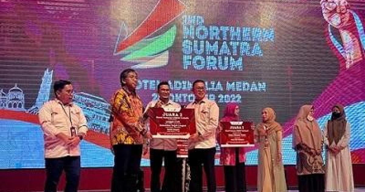 Rafiq Adriasnyah mewakili IKM Langgak Craft menerima penghargaan Juara 2 Booth Terbaik pada ajang NSF 2022 dari Kepala SKK Migas Sumbagut