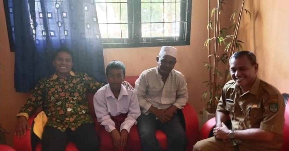 Imran tambusai dan Sabarudin saat berada di salah satu rumah warga di Kelurahan Tambusai Tengah