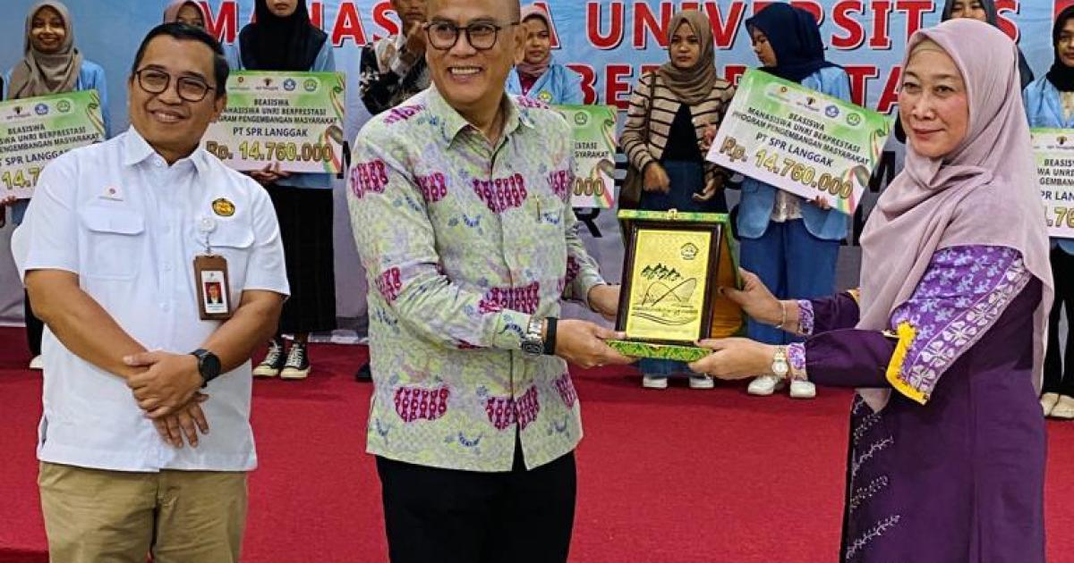 Rektor UNRI Sri Indarti serahkan Cendramata kepada GM SPR Langgak Ikin Faizal