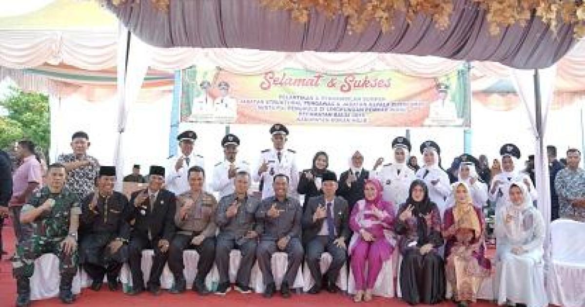 Bupati foto bersama dengan Pjs Penghulu dan Kapus