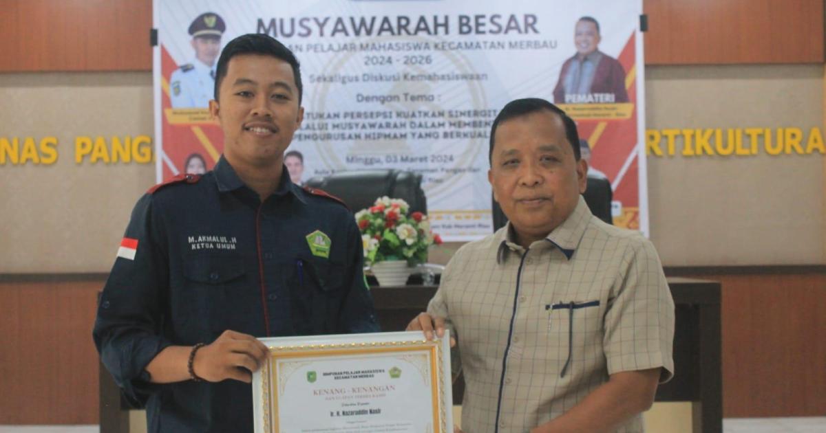 M. Akmalul Ketua Umum Hipmam Pekanbaru periode 2020-2022 saat menyerahkan pelakat kepada Ir H Nazaruddin (Irvan Nasir)