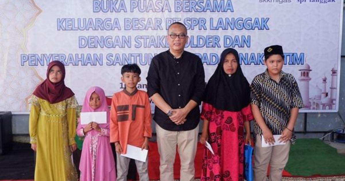 GM PT SPR Langgak, Ikin Faizal bersama anak yatim dan orang tua perwakilan anak yatim foto bersama usai menyerahkan santunan