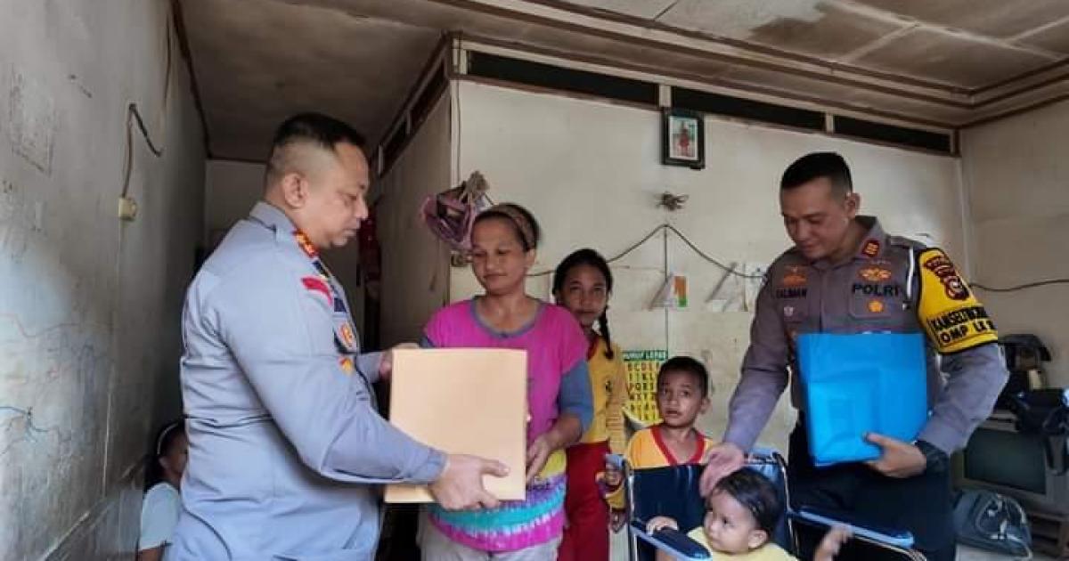 Kapolres Siak dan Kasat Lantas serahkan bantuan kepada keluarga Larosa