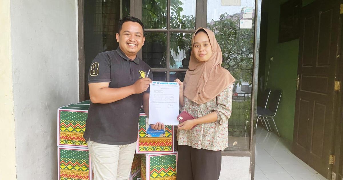 Perwakilan PT. PHR serahkan bingkisan lebaran kepada perwakilan PWI Rohul