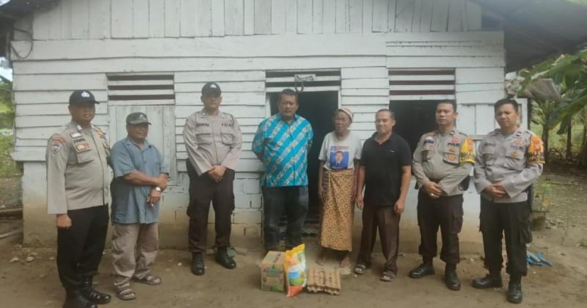 Personil Polsek Ujung Batu salurkan bantuan kepada Nenek Soinem