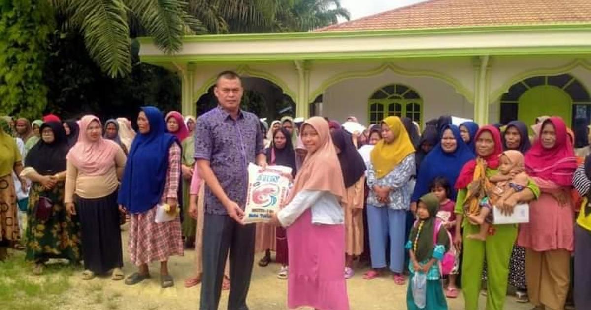 Anto Sontang serahkan paket sembako kepada warganya