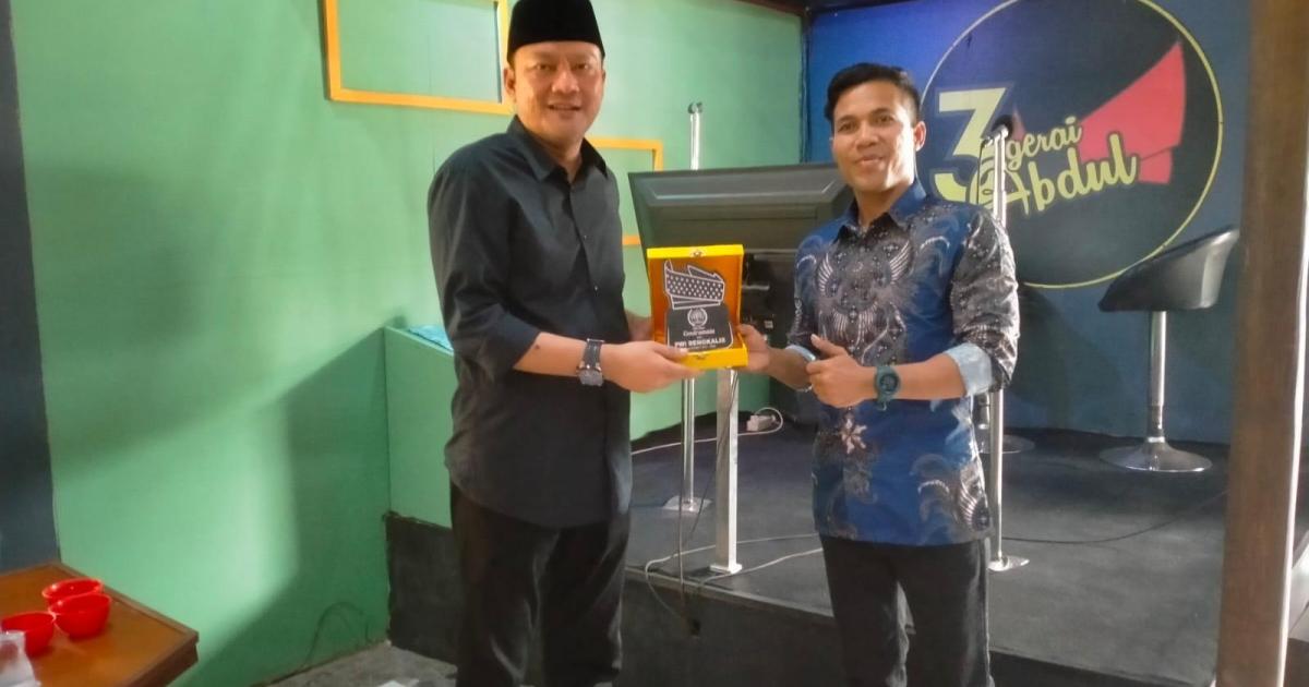 Kajari terima Cendramata dari Ketua PWI Andi Putra