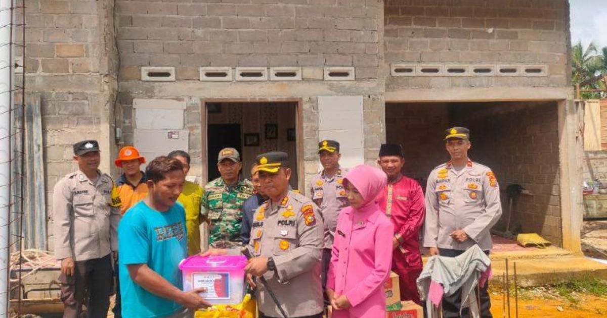 Kapolres didampingi Ketua Bhayangkari Rohul serahkan bantuan