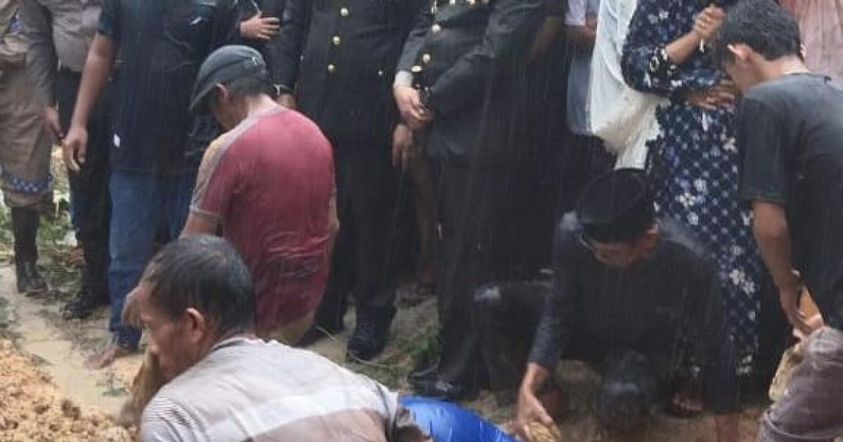 Kapolres Kuansing pada proses pemakaman Bripka Irzan